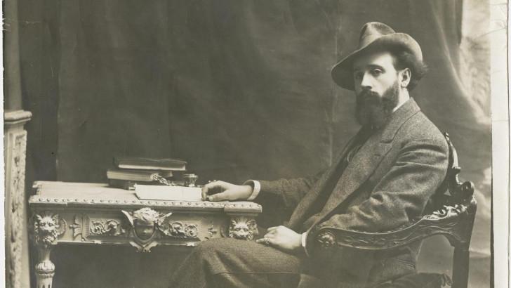 Photo d'Albert Londres posant de trois quart (il est assis)